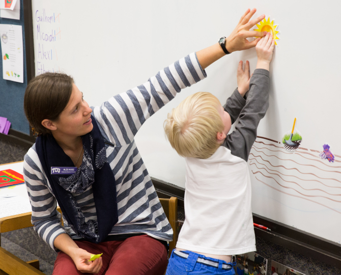 COSD Graduate student with a child at the Miller Speech & Hearing Clinic at TCU